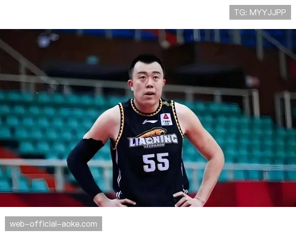 特写:老将韩德君拼抢倒地后,被队友拉起时露出的坚毅眼神 特写:老将韩德君拼抢倒地后,被队友拉起时露出的坚毅眼神